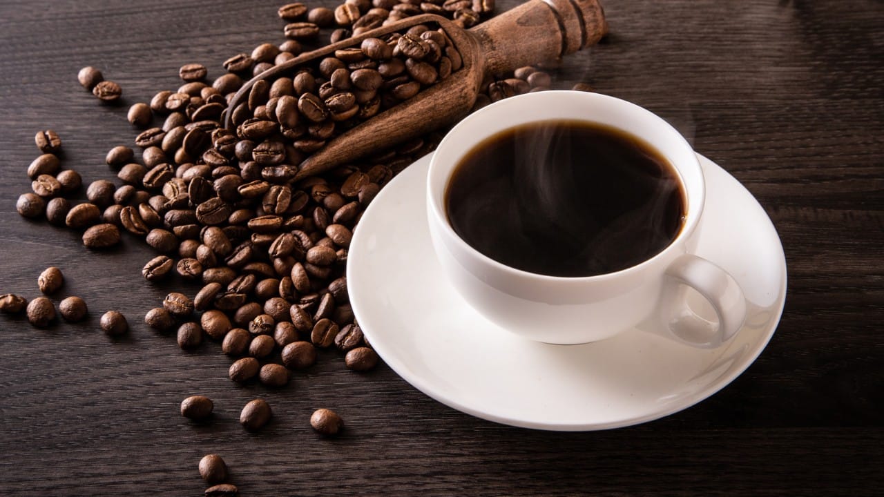 القهوة تفاقم الإصابة بمرض “الوردية” الجلدي