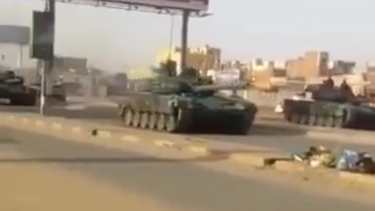 بالفيديو.. دبابات ⁧‫الجيش السوداني‬⁩ تجوب شوارع العاصمة