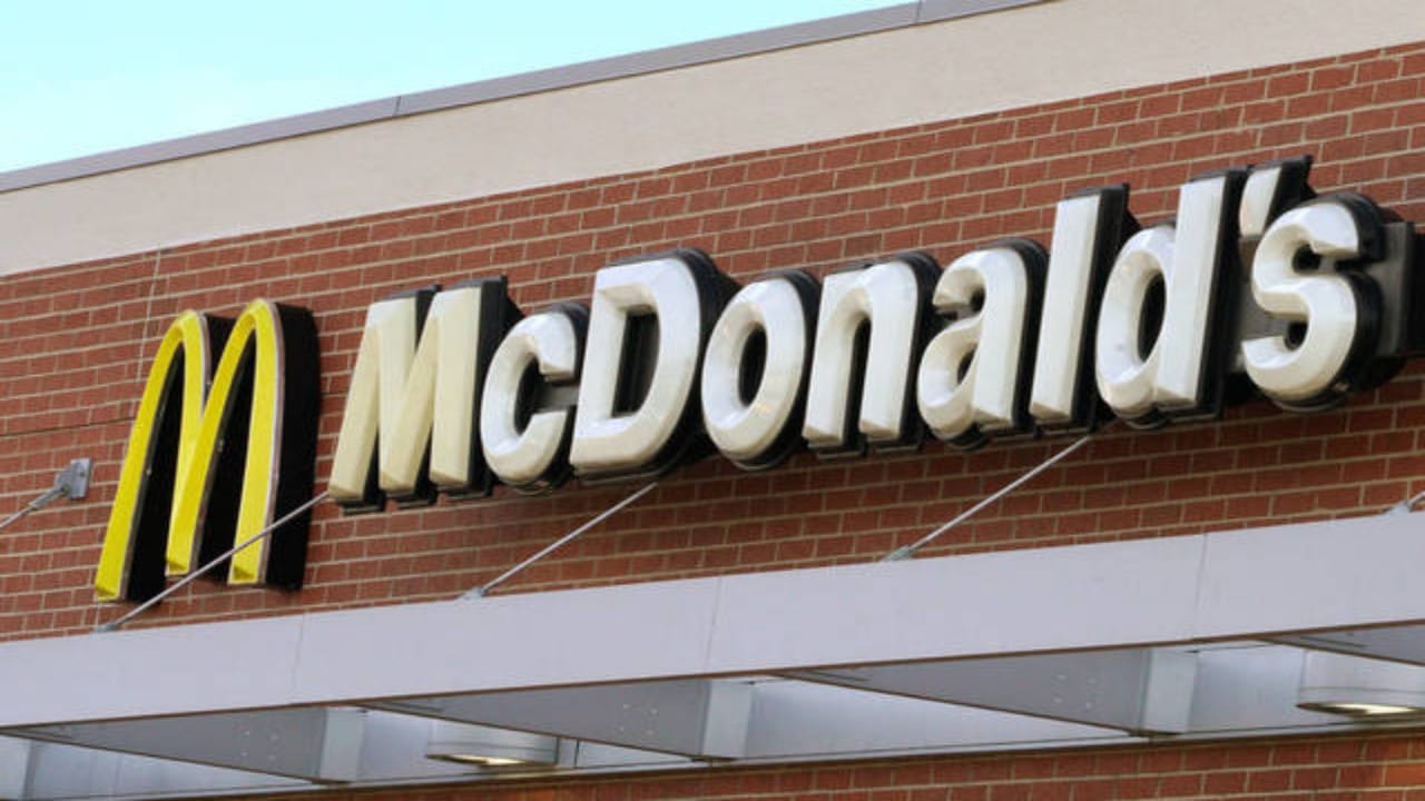 غلق مكاتب “ماكدونالدز” في أمريكا استعدادًا لتسريح الموظفين