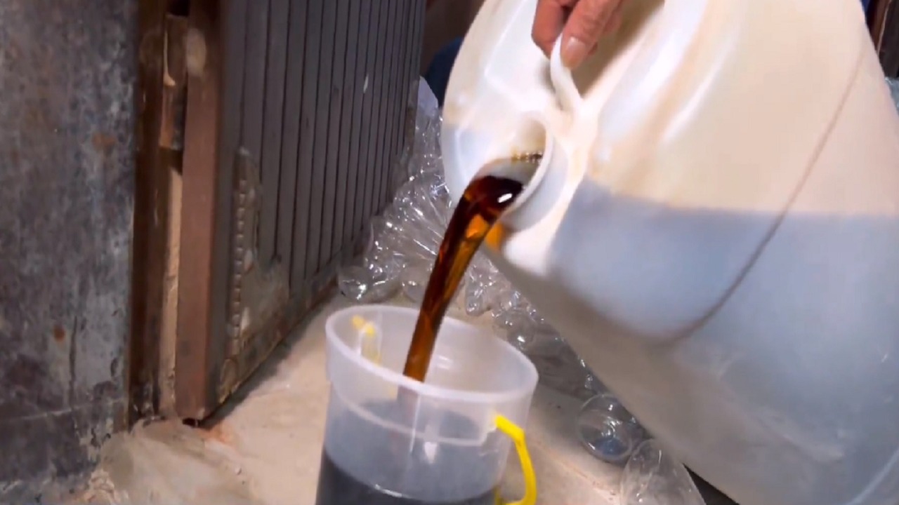 بالفيديو .. ضبط عسل مغشوش وخمور تصنع في استراحة بالمزاحمية