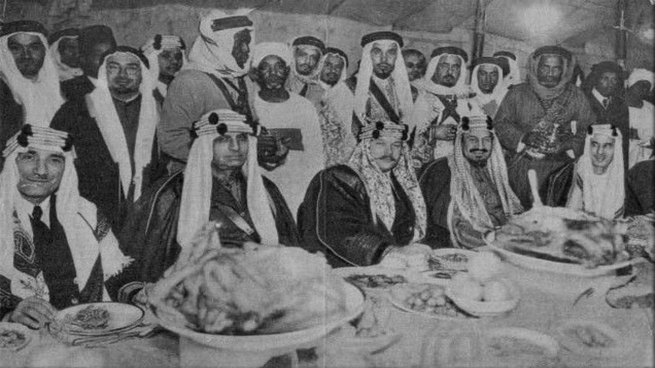 صورة نادرة للملك عبدالعزيز والملك فاروق على مأدبة طعام
