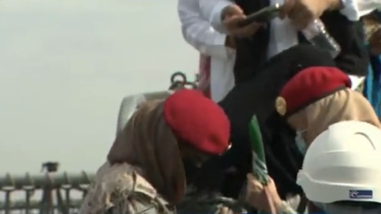 بالفيديو.. المجندات السعوديات يقدمن المساعدة لمسنة أثناء نزولها من سفينة جلالة الملك “الجبيل”