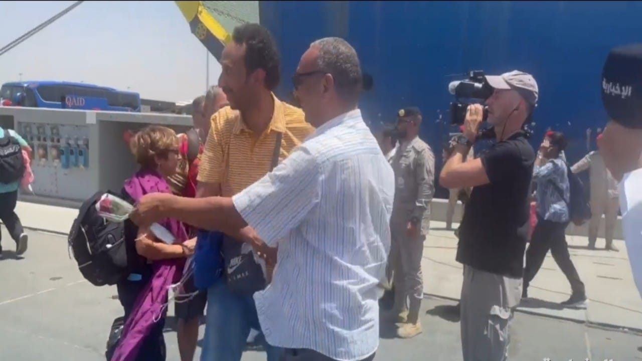 بالفيديو.. صحفي سوداني من الـ BBC يلتقي بخاله بشكلٍ مفاجئ على متن سفينة &#8220;أمانة&#8221;