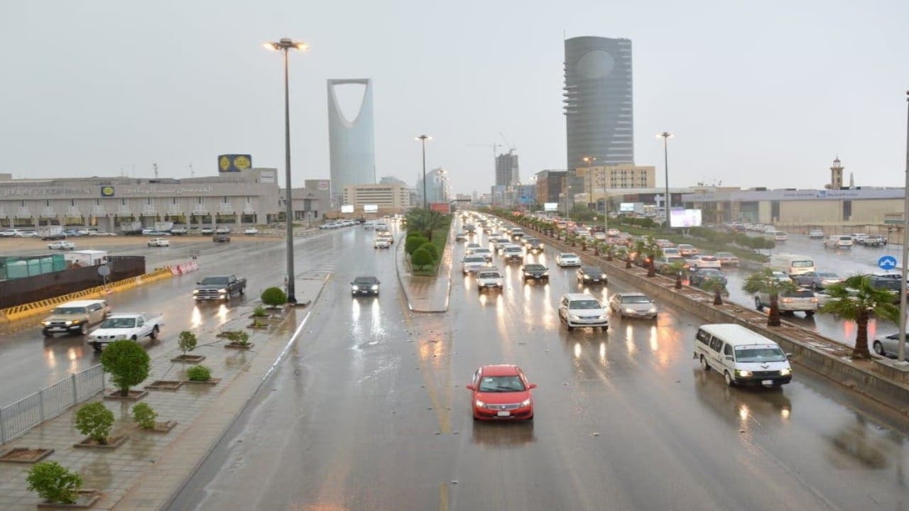 “أمن الطرق” يقدم إرشادات أثناء هطول المطر وجريان السيول