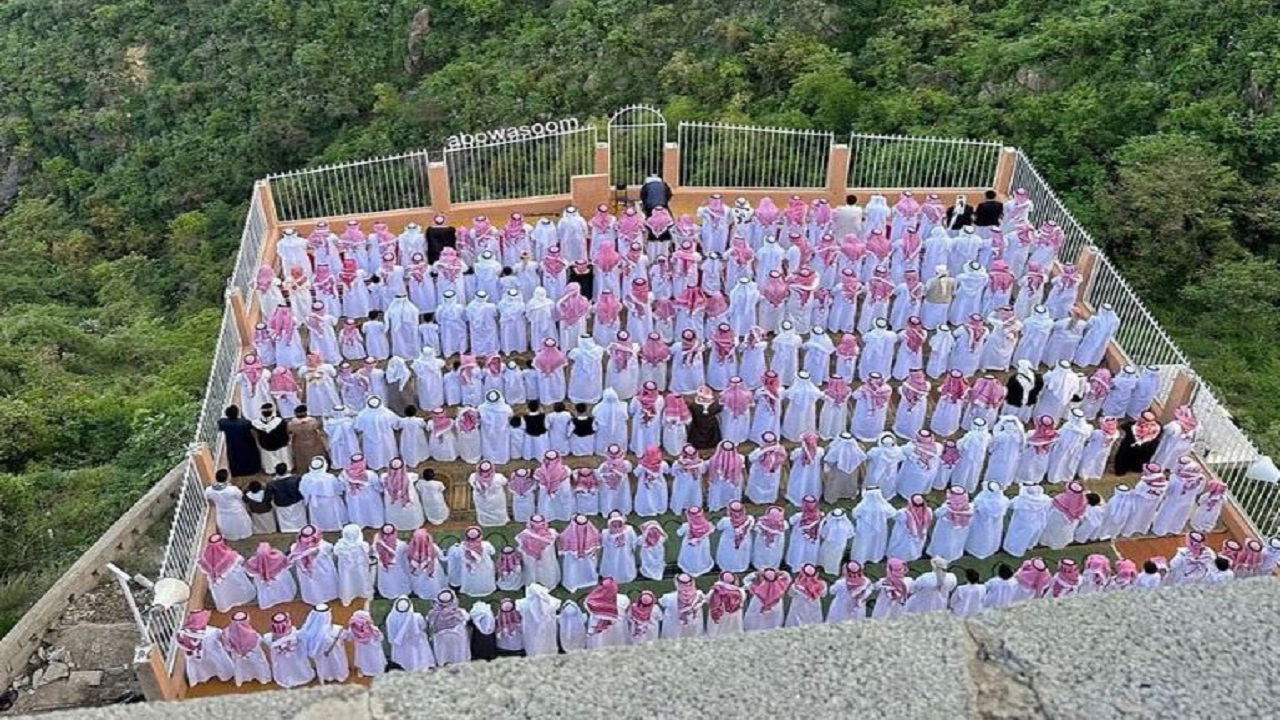 فيديو لأهالي فيفاء يصلون العيد في المصلى المعلق يثير الإعجاب