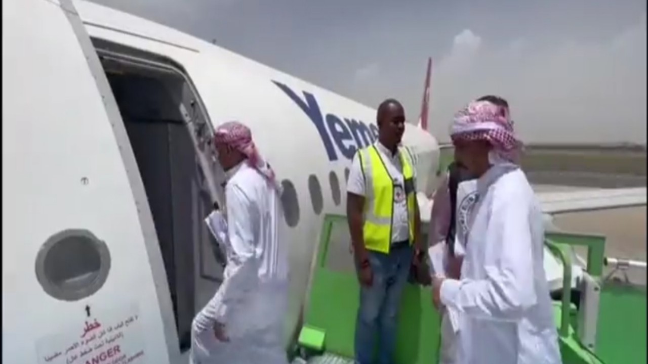 شاهد.. إطلاق سراح 250 أسيراً من الحوثيين غادروا مطار أبها الدولي إلى صنعاء