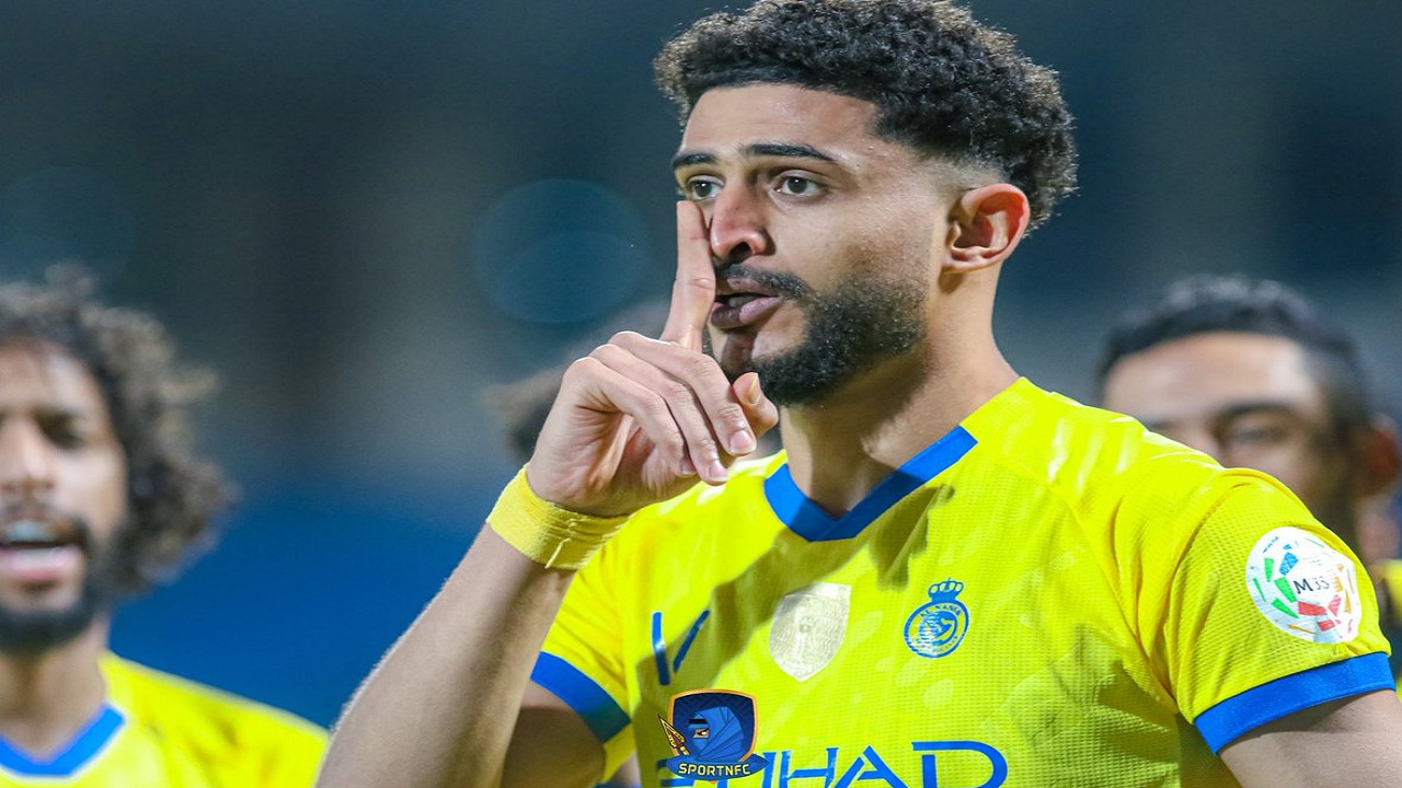 “العمري” يغادر تدريبات النصر قبل مواجهة الهلال