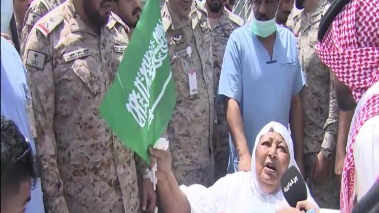 مسنة عقب نزولها من سفينة الإجلاء: تسلم السعودية وملكها ربي ينصركم (فيديو)