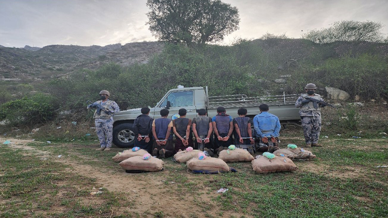 الإطاحة بـ 7 مخالفين لنظام أمن الحدود لمحاولتهم تهريب نبات القات المخدر بجازان