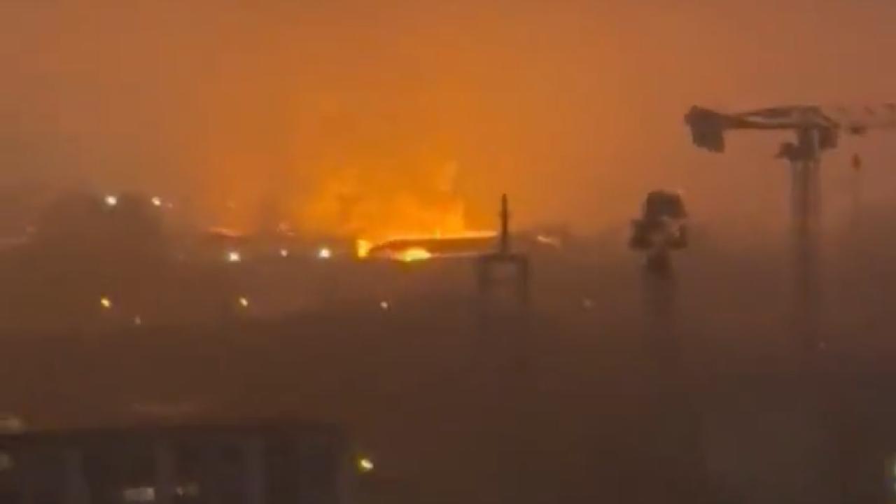 بالفيديو.. نشوب حريق ضخم في هامبورغ الألمانية وتسرب مواد سامة