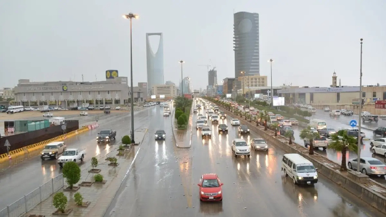 استمرار هطول الأمطار الرعدية المصحوبة بالبرد على بعض مناطق المملكة (فيديو)