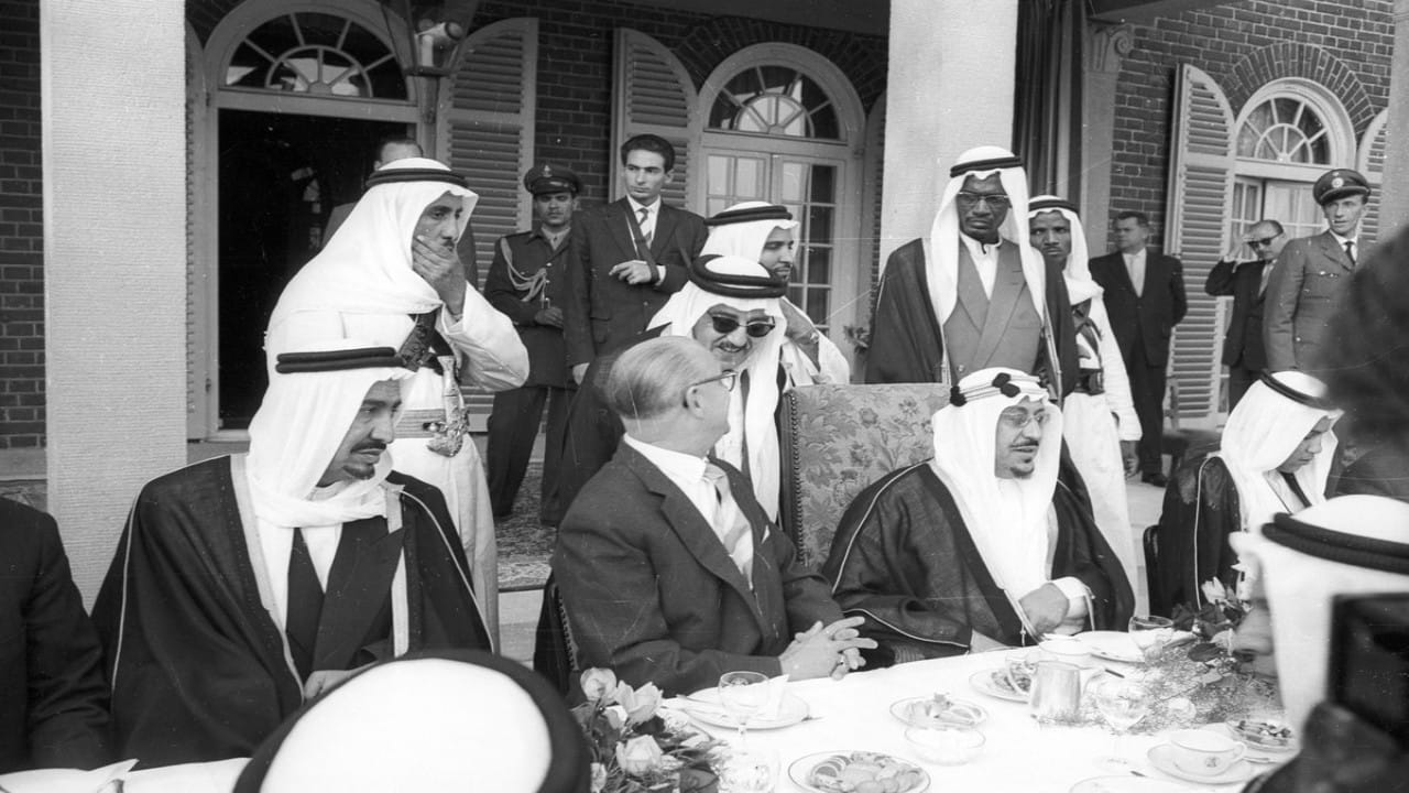 صورة نادرة للملك سعود يرافقه عددًا من المسؤولين في زيارة لألمانيا