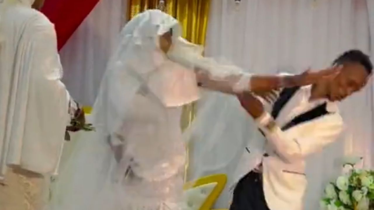 بالفيديو.. عريس يتلقى الضرب من زوجته في ليلة الزفاف