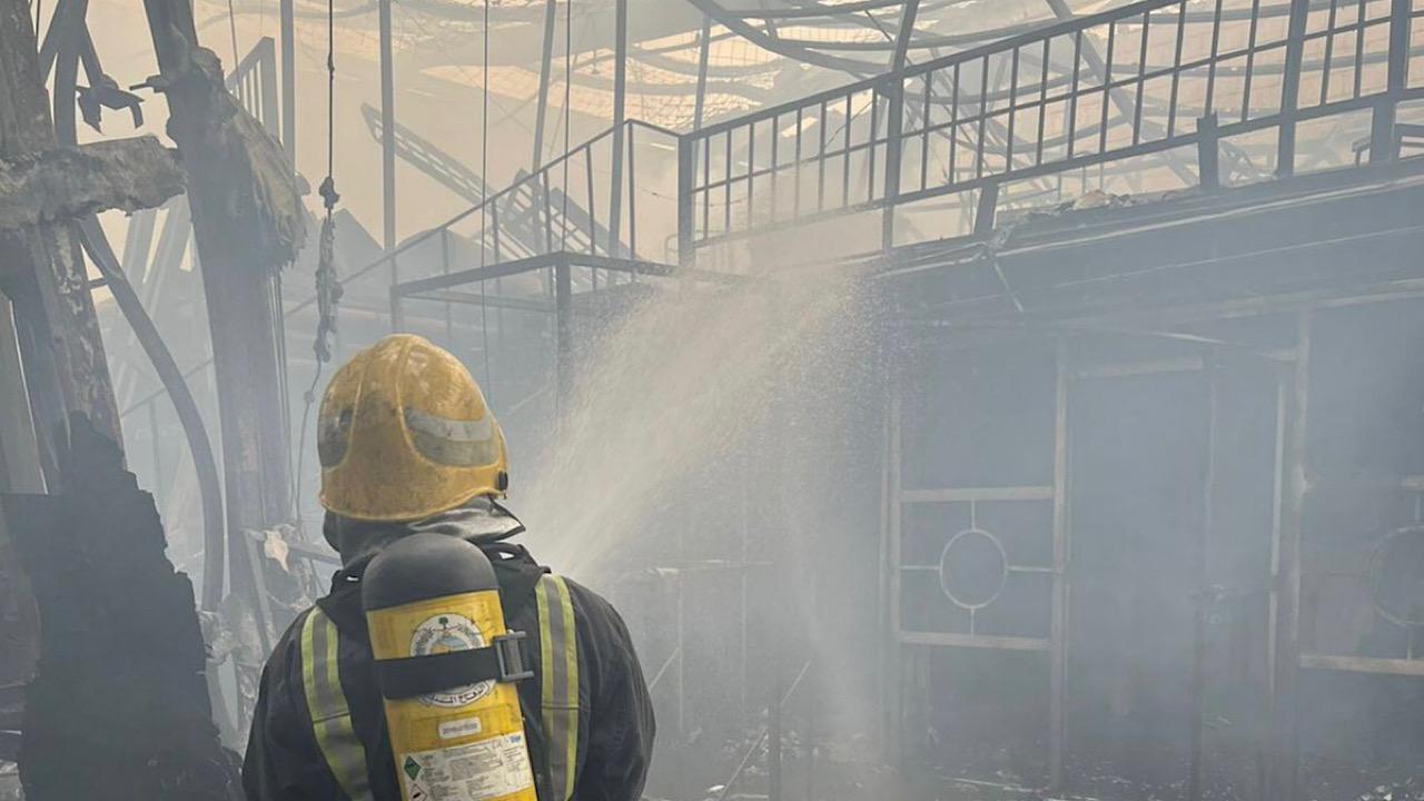 “مدني ⁧‫الرياض‬⁩” يخمد حريقًا في مستودع بحي الفيصلية