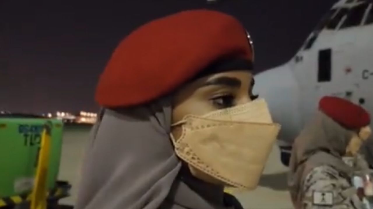 بالفيديو.. رقيب من ‏ القوات الجوية⁧‬⁩ تستقبل الرعايا الهنديين القادمين من ⁧‫السودان‬⁩ باللغة “الأردية”
