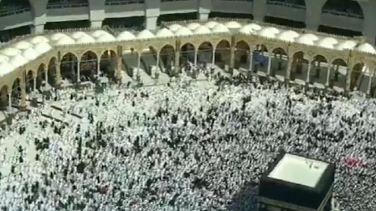 بالفيديو.. حشود غفيرة من المعتمرين في صحن الطواف في اليوم الـ 23 من رمضان