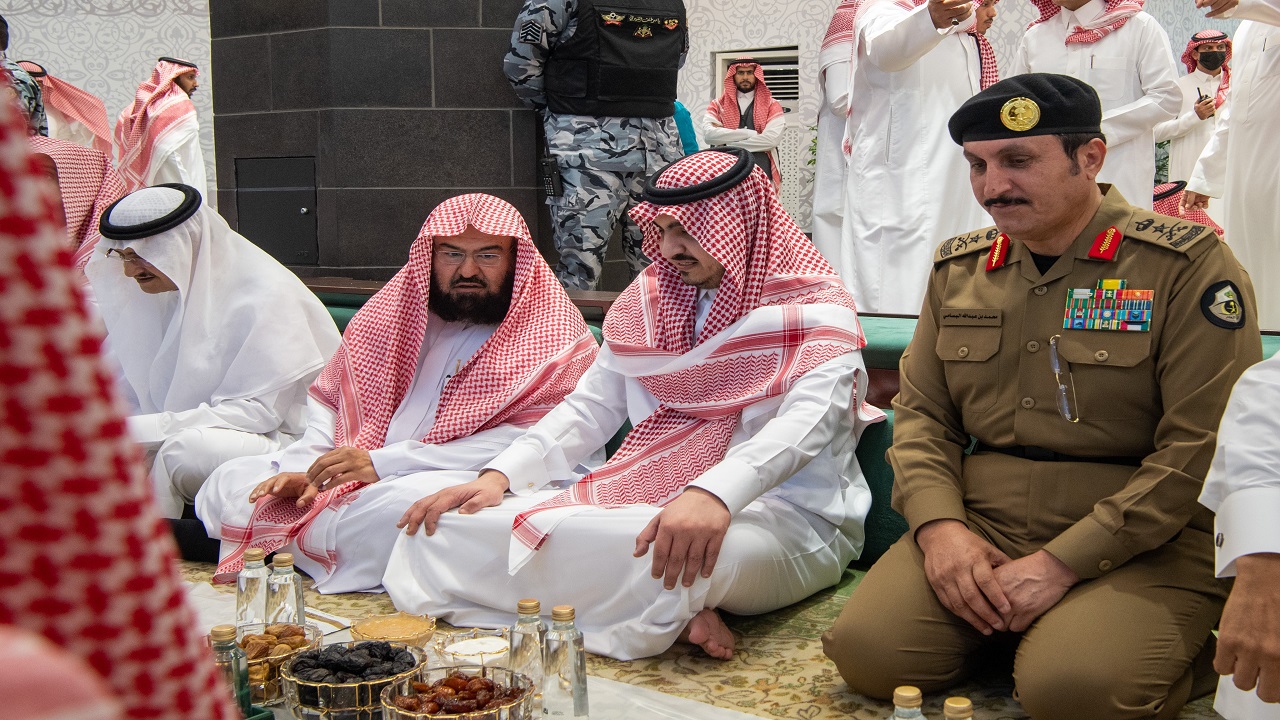 صور.. نائب أمير مكة يشارك رجال الأمن في المسجد الحرام تناول الإفطار