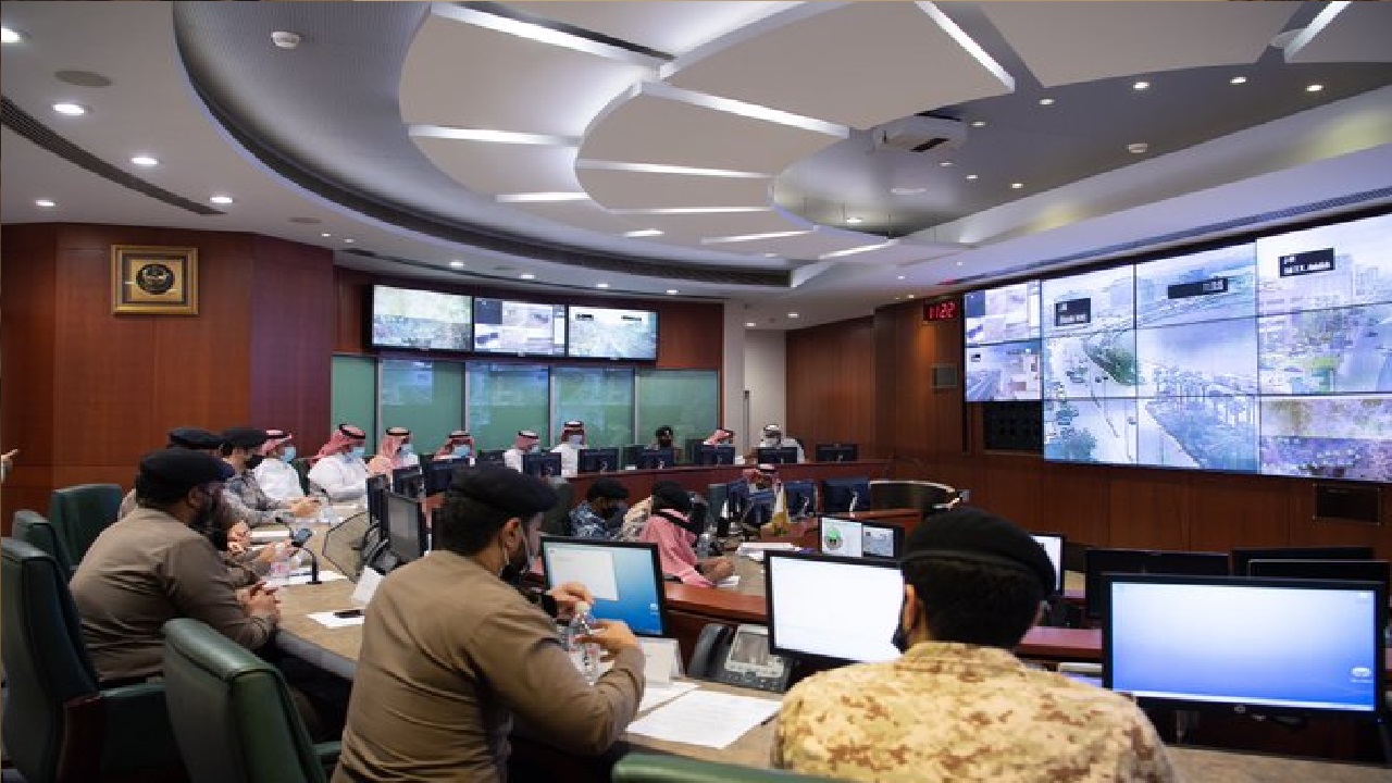 مركز الأزمات بإمارة مكة يدعو للحذر وتجنب مجاري السيول