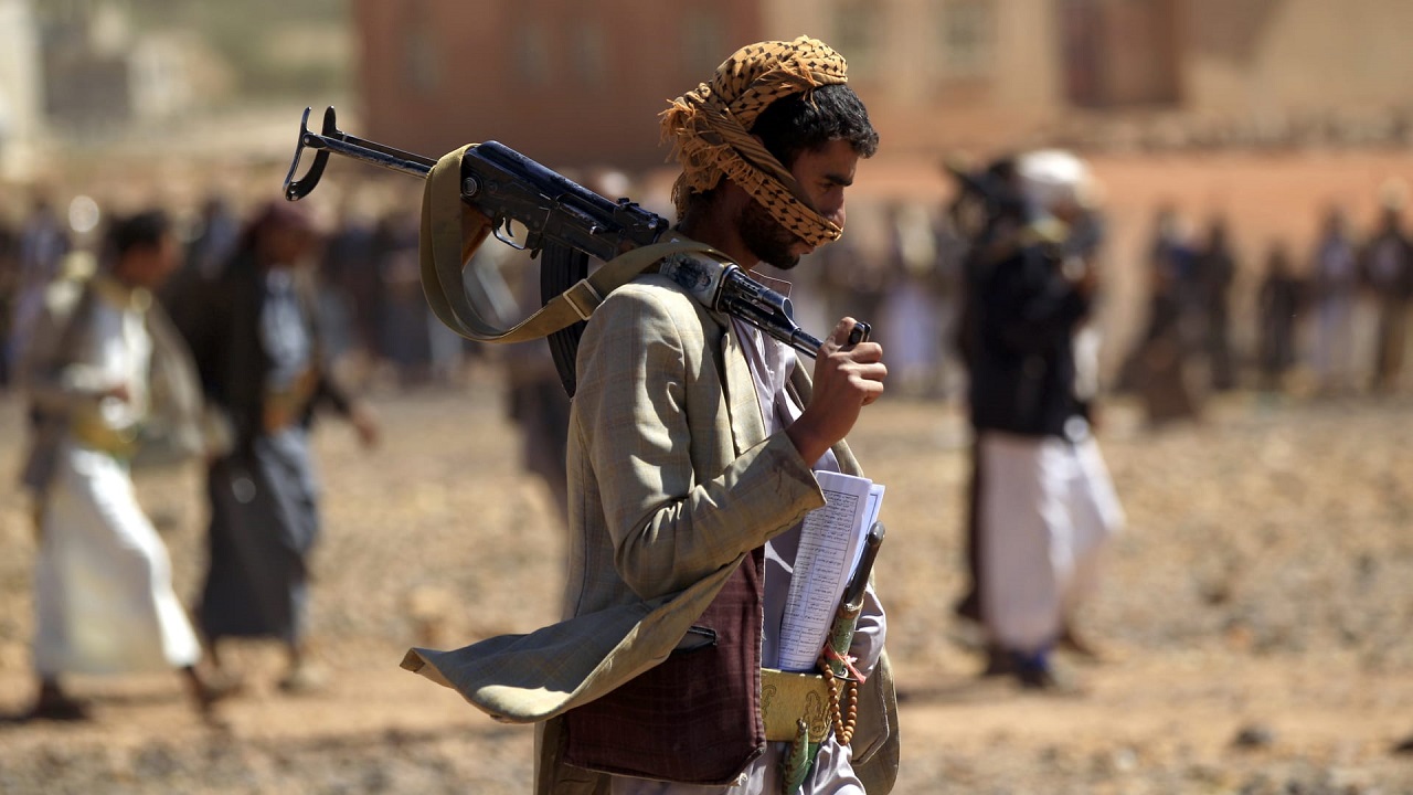 “الحوثي الإرهابية” تقتل مختطفاً داخل مدرسة في تعز