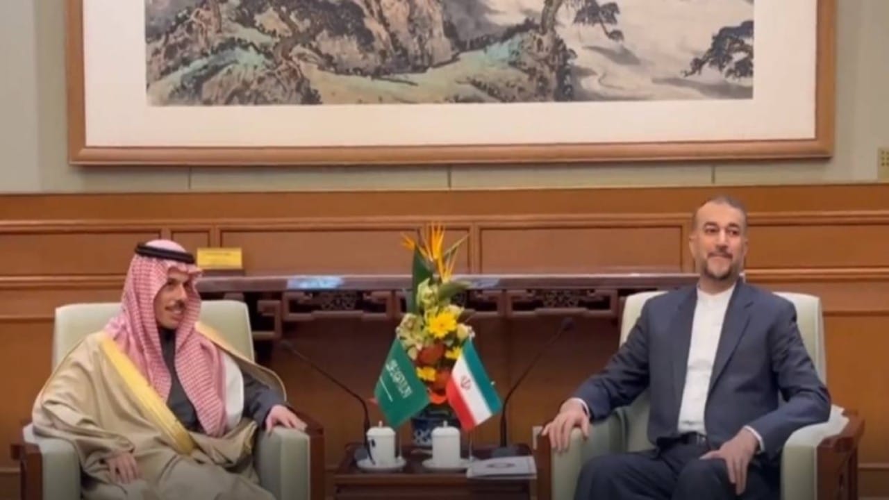 شاهد.. وزير الخارجية يلتقي بنظيره الإيراني في بكين 