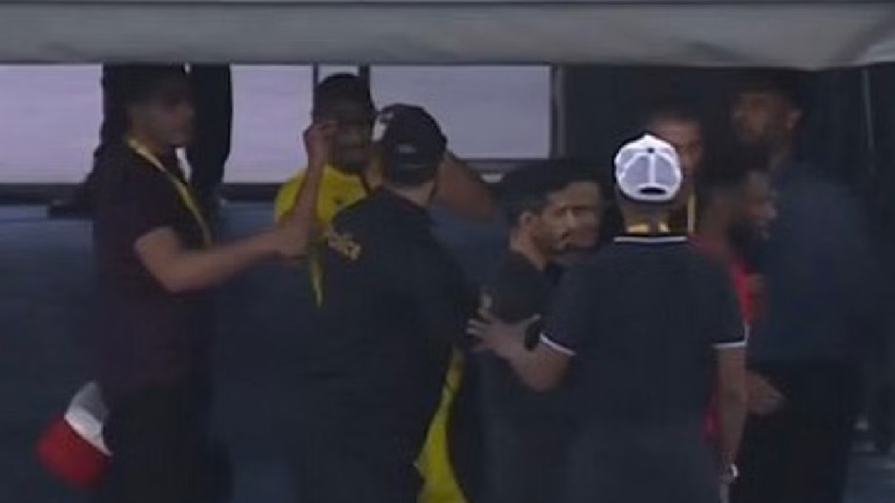 بالفيديو .. لاعب العين يغادر الملعب مرتديًا نظارة بعد طرده ضد الأهلي