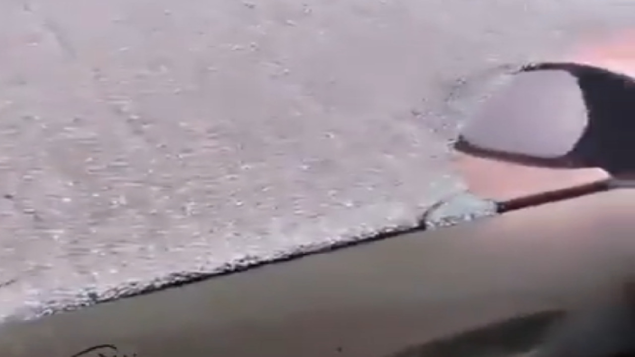 بالفيديو .. تحطم زجاج نافذة سيارة لحظة هطول برد شديد في الجوف
