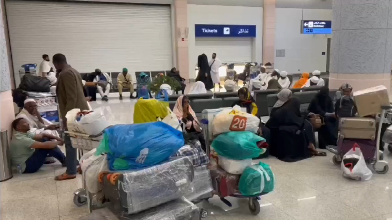 بالفيديو.. سودانيون عالقون في مطار جدة بعد توقف حركة مطار الخرطوم