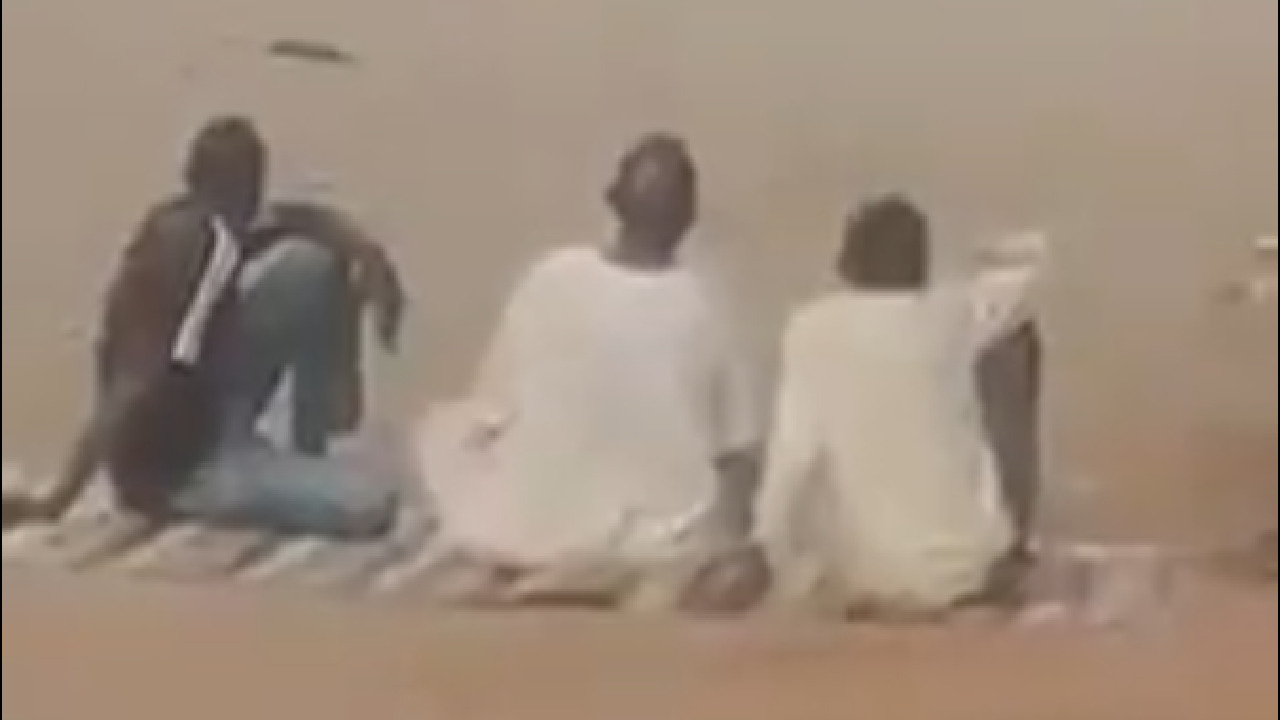 فيديو.. سودانيون يجلسون على الطريق ويراقبون الاشتباكات بهدوء