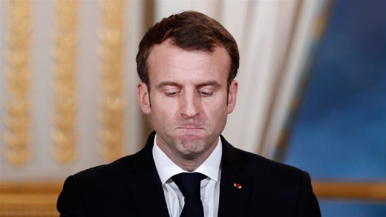 شاهد..لحظة رشق الرئيس الفرنسي ماكرون ببيضة في جبهته