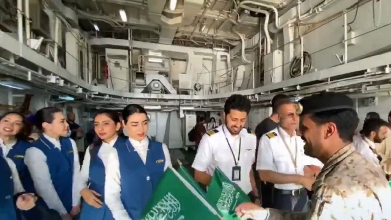 وصول طاقم الطائرة السعودية التي استهدفت في مطار الخرطوم إلى جدة