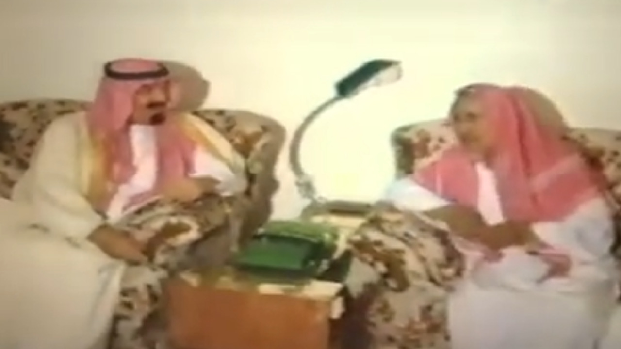 فيديو نادر لـ زيارة الملك عبدالله لسماحة الشيخ &#8220;بن باز&#8221; في عيد الفطر