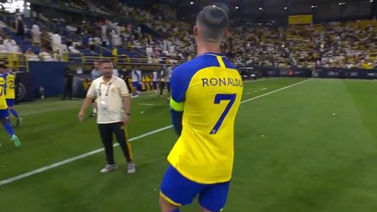 رونالدو يغضب من أرضية الملعب (فيديو)