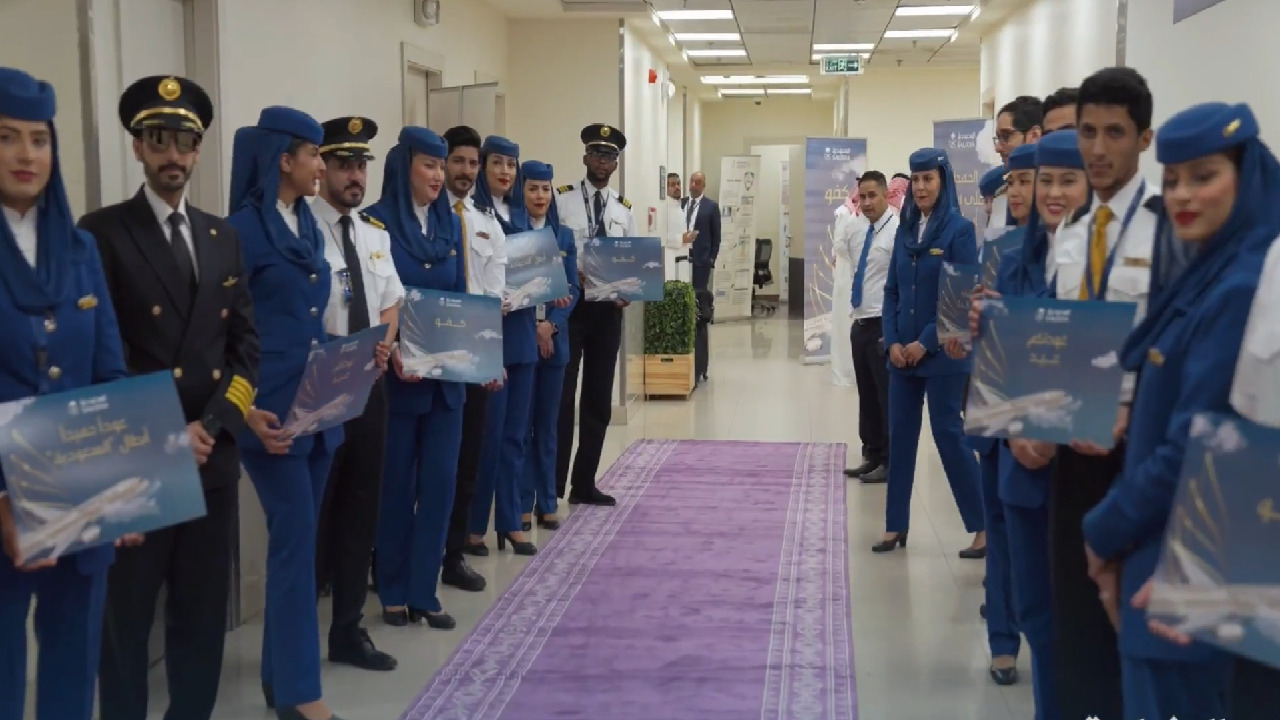 بالفيديو.. الخطوط السعودية تحتفي بطاقم الرحلة المستهدفة في الخرطوم