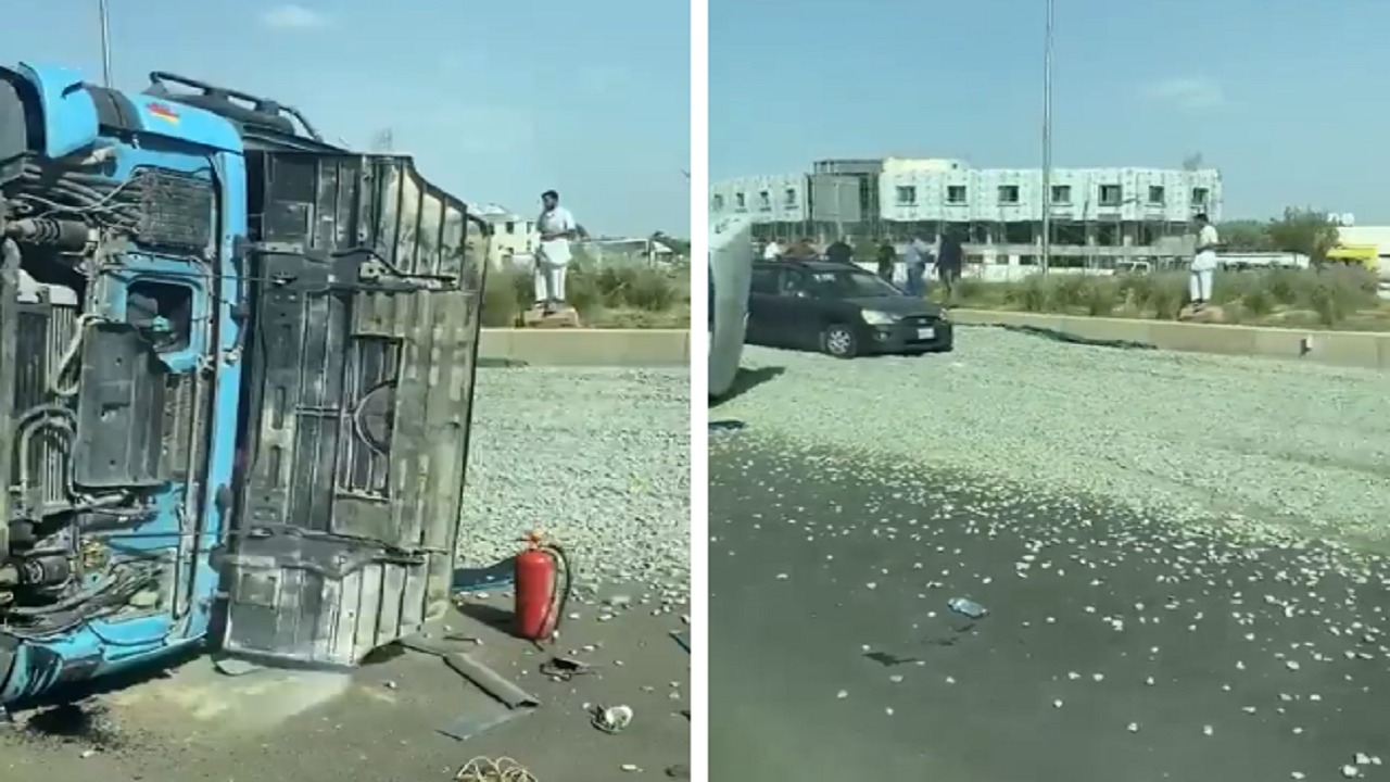 بالفيديو .. انقلاب شاحنة على طريق المطار في المدينة المنورة