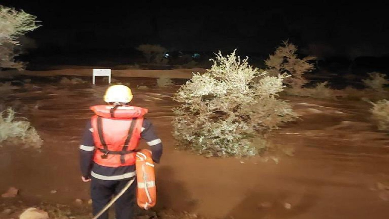 مدني الرياض ينقذ شخص احتجز داخل مركبته بسبب السيول