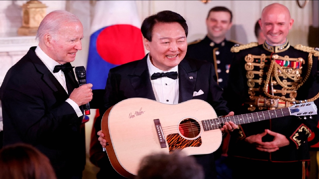رئيس كوريا الجنوبية يغني في البيت الأبيض