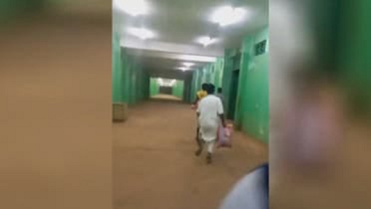 شاهد.. لحظة هروب نزلاء من سجن كوبر الشهير في الخرطوم