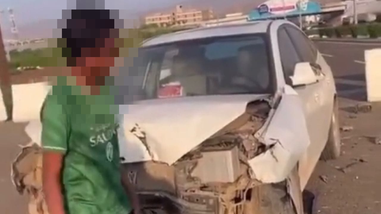 بالفيديو.. وقوع حادث سيارة لشاب صغير ويفكر كيف سيخبر والده