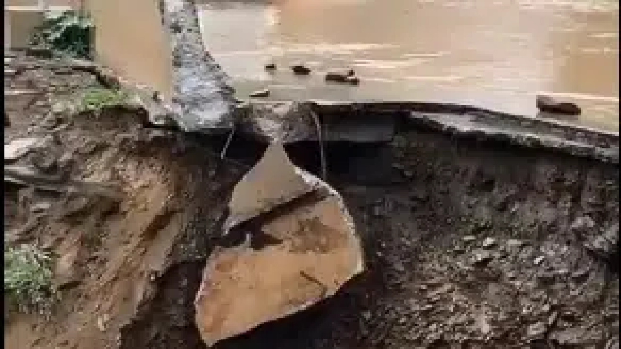 بالفيديو.. انهيار جزء من طريق عقبة عثوان بجازان بسبب السيول
