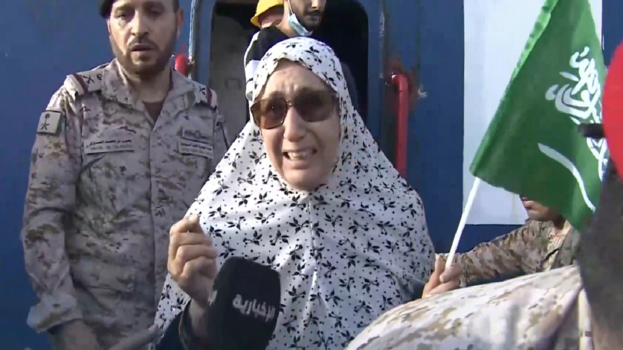 بالفيديو .. مسنة بعد إجلائها من السودان: أنا جاية عالسعودية.. هنيا لي يا هنيا لي”