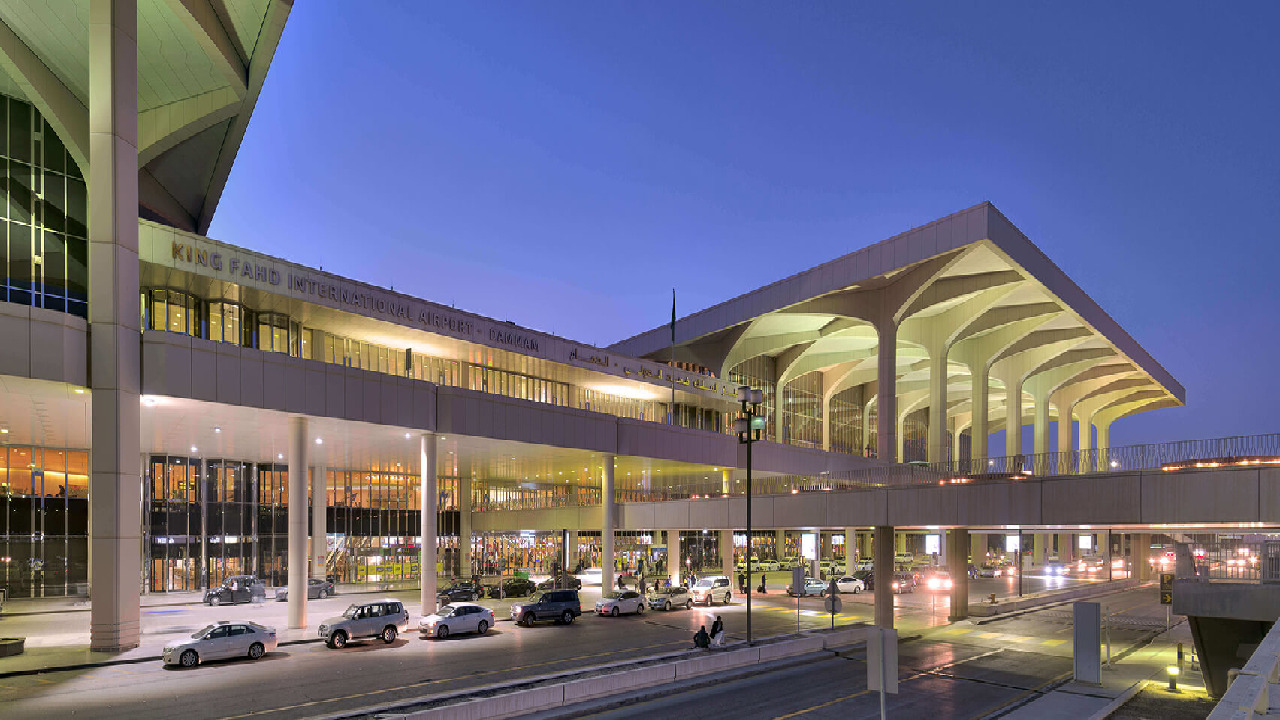 مطار الملك فهد يدعو المسافرين للتأكد من مستجدات مواعيد رحلاتهم