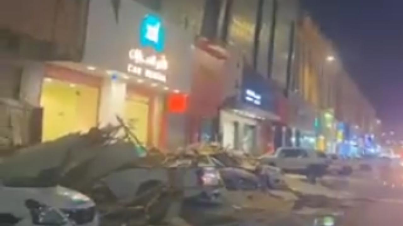 بالفيديو.. سقوط واجهة مبنى في بريدة بسبب قوة الرياح