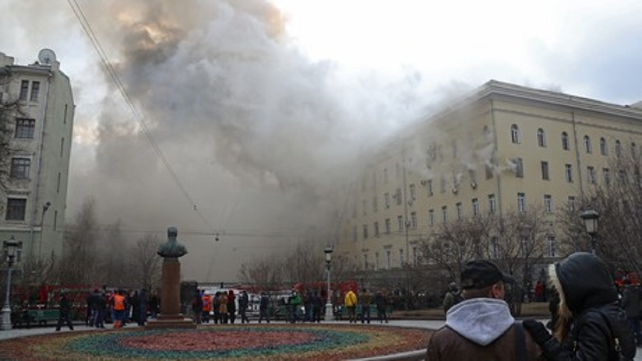 فيديو..اندلاع حريق في مبنى تابع لوزارة الدفاع الروسية