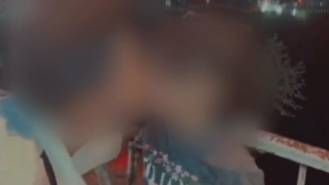 بالفيديو.. شاب يشعل غضب العراقيين بعدما قبّل طفلة في فمها
