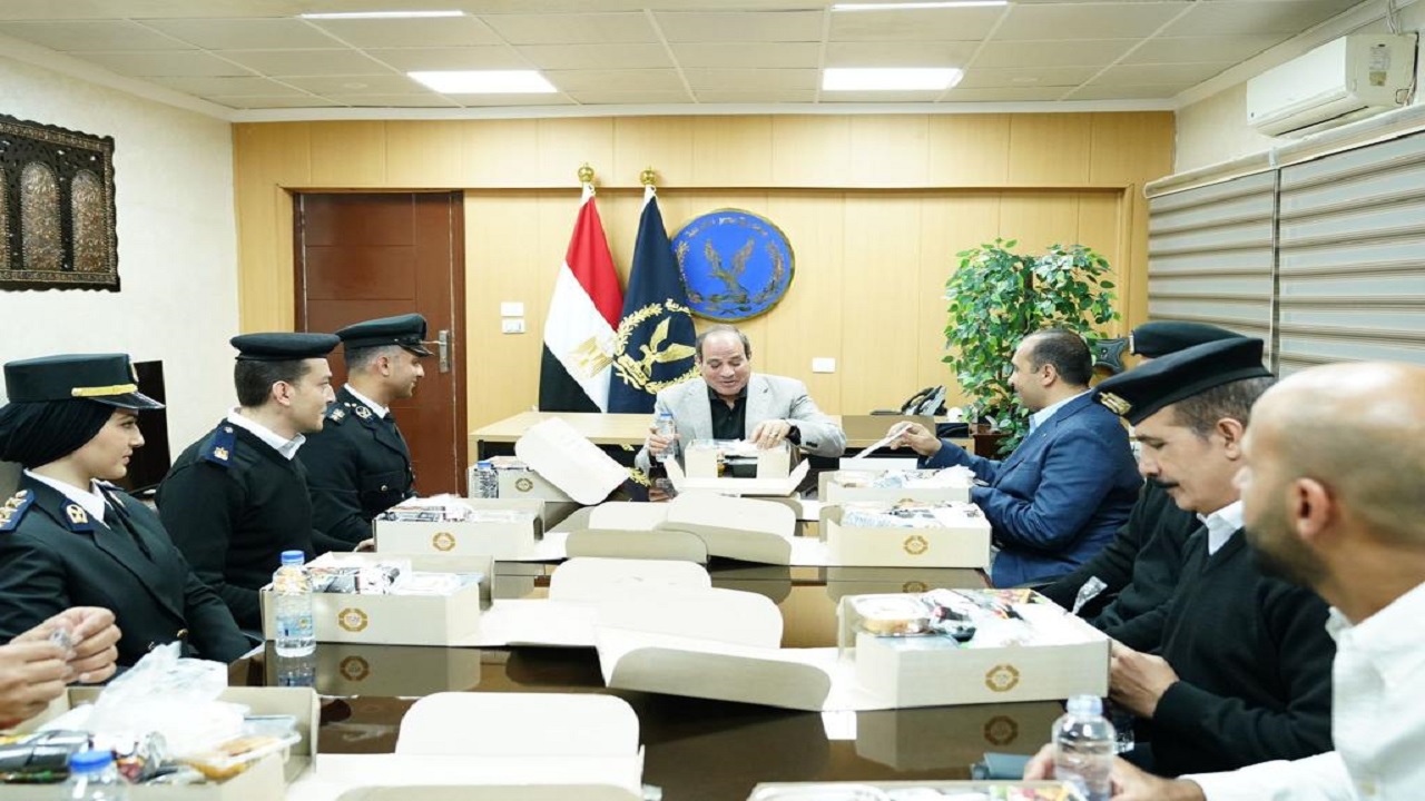 الرئيس المصري يفاجئ قسم شرطة ويتناول الإفطار مع ضباطه