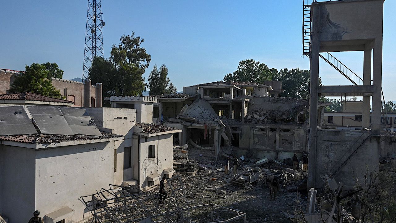 مقتل 12 شخص بانفجارات في مركز شرطة بباكستان