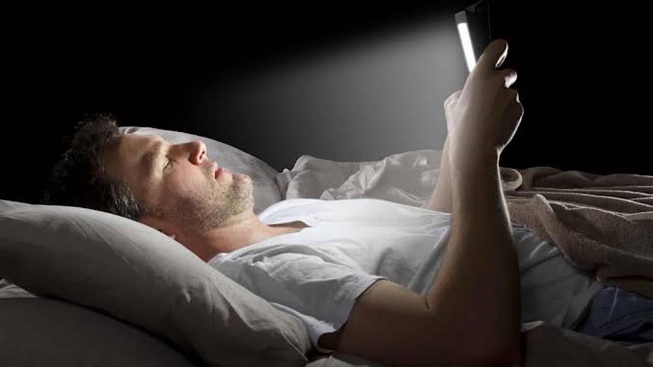 الاستخدام المفرط للهاتف يسبب مشاكل في النوم