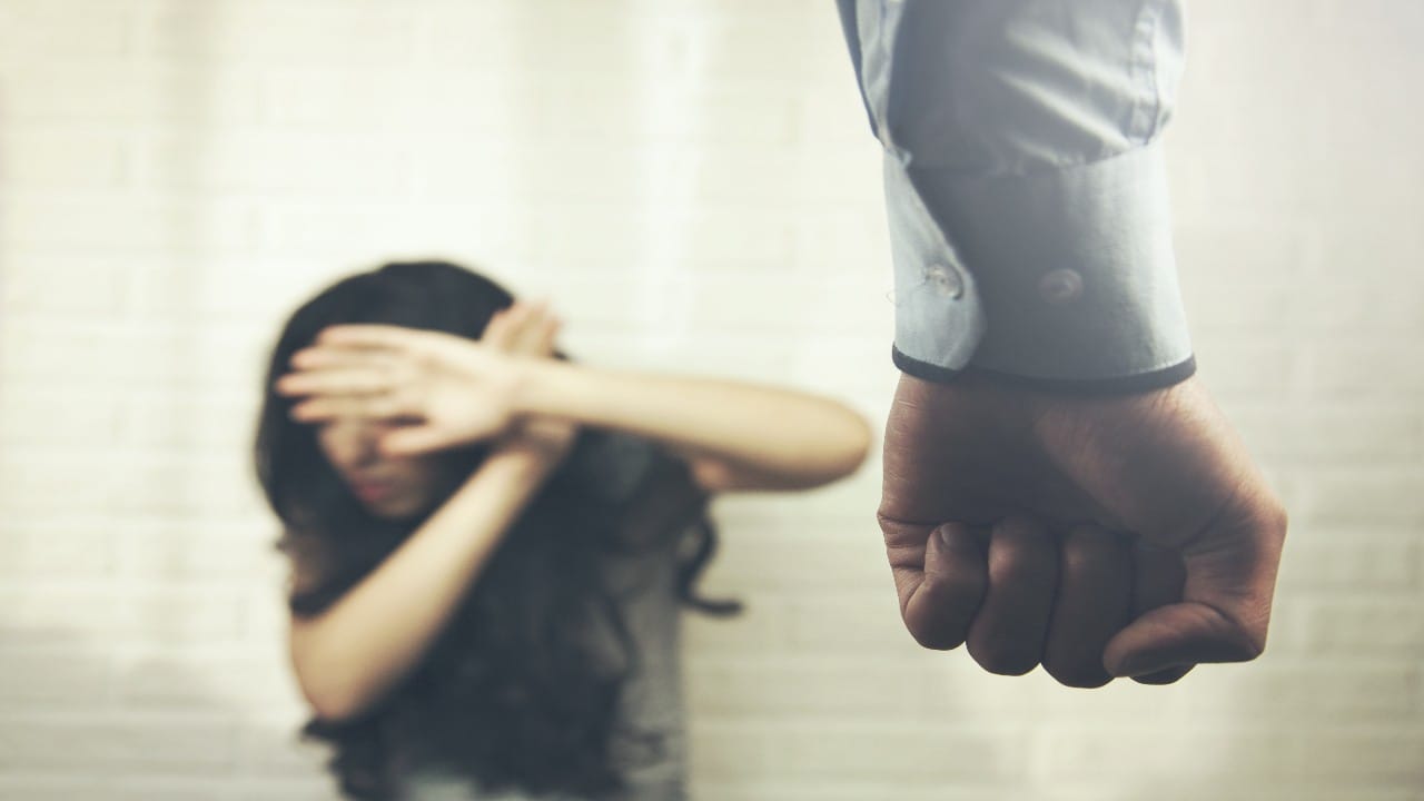 امرأة تتعرض للاعتداء على يد شخص موجه من زوجها