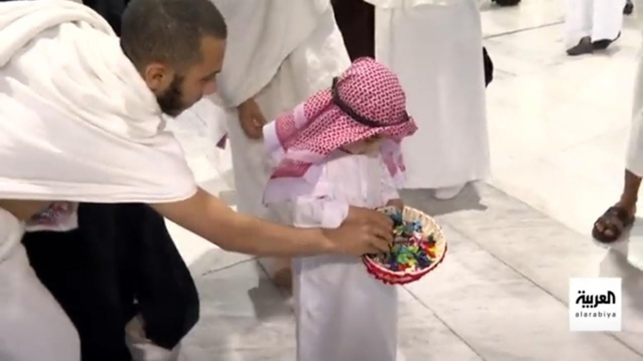 بالفيديو.. طفل يوزع الحلوى على المصلين والمعتمرين بالحرم المكي