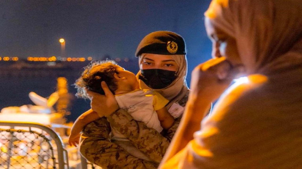 “الجارديان” تختار صورة المجندة السعودية “أفضل صور اليوم”